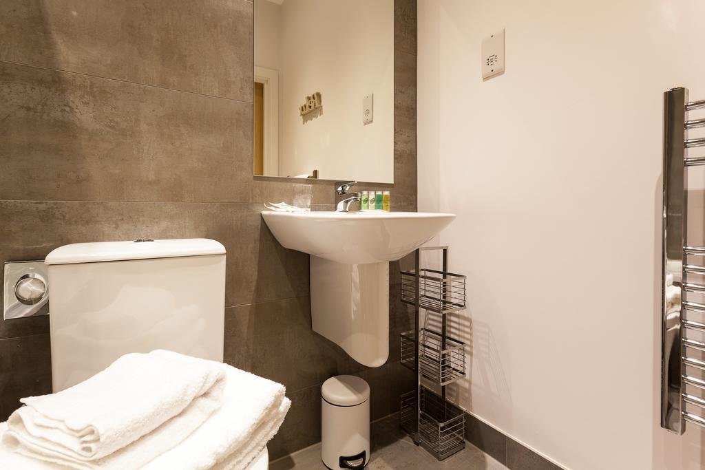 Self-Contained Town Centre One Bedroom Apartments By Helmswood Serviced Apartments Redhill  Esterno foto