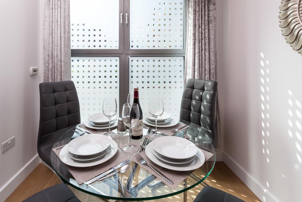 Self-Contained Town Centre One Bedroom Apartments By Helmswood Serviced Apartments Redhill  Esterno foto