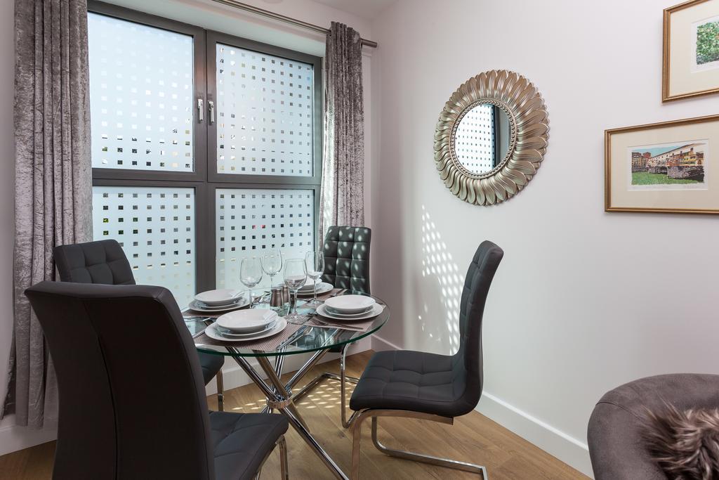 Self-Contained Town Centre One Bedroom Apartments By Helmswood Serviced Apartments Redhill  Esterno foto
