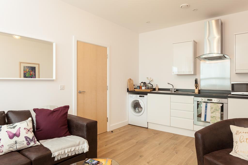 Self-Contained Town Centre One Bedroom Apartments By Helmswood Serviced Apartments Redhill  Esterno foto