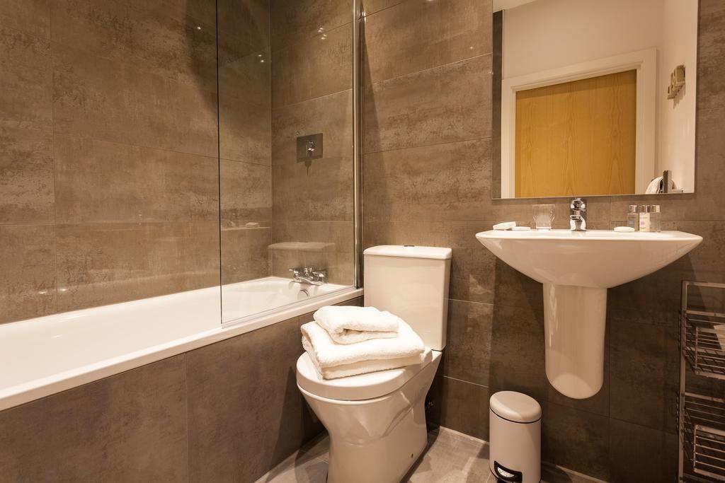 Self-Contained Town Centre One Bedroom Apartments By Helmswood Serviced Apartments Redhill  Esterno foto