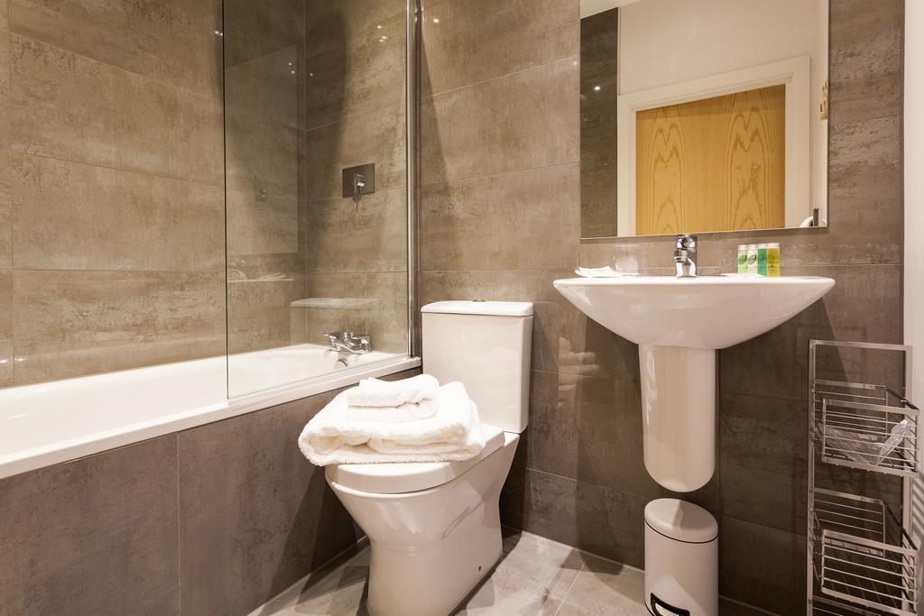 Self-Contained Town Centre One Bedroom Apartments By Helmswood Serviced Apartments Redhill  Esterno foto