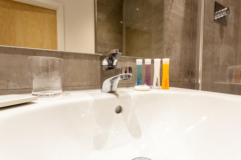 Self-Contained Town Centre One Bedroom Apartments By Helmswood Serviced Apartments Redhill  Esterno foto