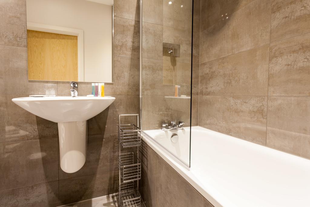 Self-Contained Town Centre One Bedroom Apartments By Helmswood Serviced Apartments Redhill  Esterno foto